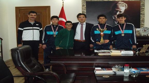 Türkiye ikincisi Bozdoğan Şair Fethi Bey İşitme Engelliler Okulu Masa Tenisi Takımı, Bozdoğan Kaymakamı Mustafa İkbal Eşkiyi makamında ziyaret etti.