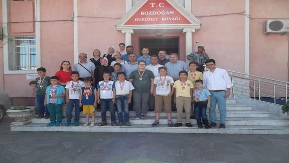Gençlik Haftası Satranç Turnuvasında Derece Yapan Öğrencilerimiz İlçe Mili Eğitim Müdürümüz Mehmet MADRAN´ı Ziyaret Ettiler.