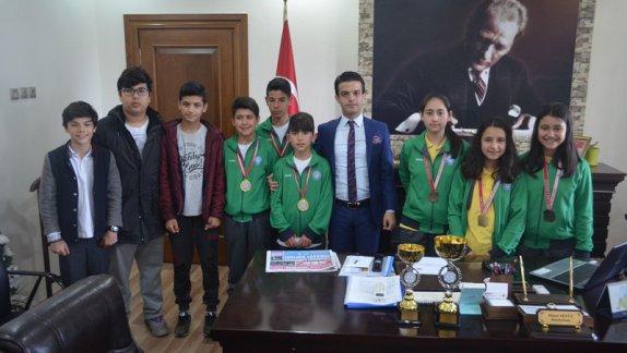 Okullar Arası Havalı Silahlar Türkiye Şampiyonasına Damga Vuran Öğrencilerimizi İlçemiz Kaymakamı Sayın Murat AKYÜZ Makamında Ağırladı